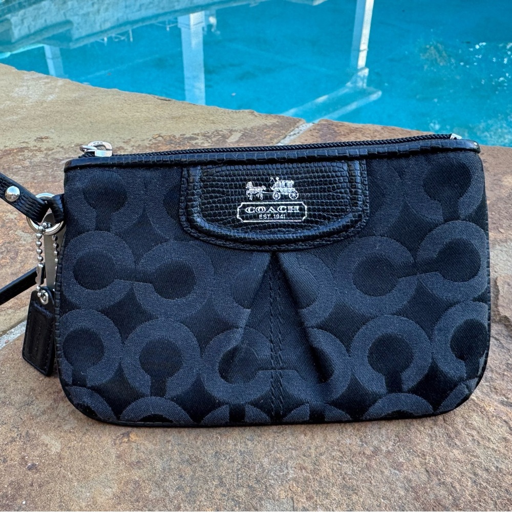 🔥Coach Wristlet Zippered Black, Silver Hardware, Raspberry interior